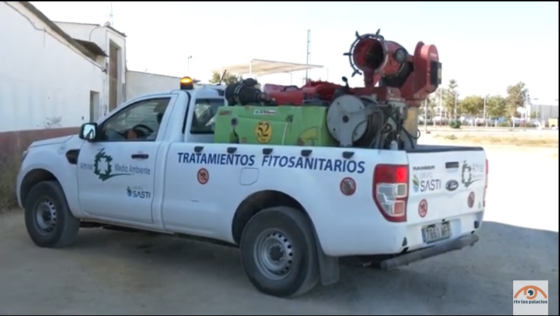 UN EQUIPO DE LA EMPRESA ATHISA MEDIO AMBIENTE, FORMADO POR UN BIÓLOGO Y UN APLICADOR PROFESIONAL, YA TRABAJAN EN LA ZONA PERIMETRAL DE LOS PALACIOS Y VILLAFRANCA DENTRO DEL PROGRAMA DE CONTROL DEL MOSQUITO PORTADOR DEL VIRUS DEL NILO